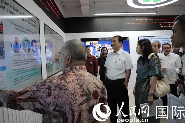 印尼對華合作牽頭人、統(tǒng)籌部長盧胡特（中）參觀中國—印尼新能源材料與冶金工程技術聯合研究實驗室。人民網記者曹師韻攝