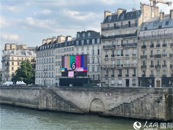 奧運會開幕式，安置在塞納河兩岸的大屏幕。人民網(wǎng)記者 何蒨攝