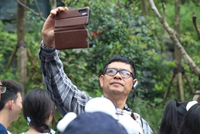 媒體考察團(tuán)成員在熊貓谷拍照“打卡”。（李佩藺 攝）