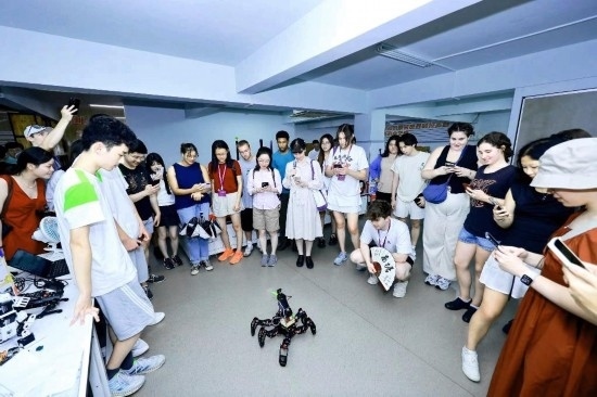 8月25日，中外青年在浙江杭州觀看機器人表演。新華社發(fā)（清華大學供圖）