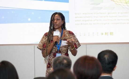 8月29日，在第二屆清華國際青年對話論壇活動上，來自烏干達的媒體人詹尼弗·阿西姆韋分享中國之旅的感悟。新華社發(fā)（畢尚宏攝）