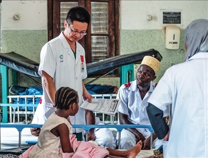 中國援桑給巴爾醫(yī)療隊(duì)隊(duì)長蔣國慶（左）在坦桑尼亞桑給巴爾的納茲莫加醫(yī)院查房（2023 年 12 月 29 日攝）王冠森攝 / 本刊