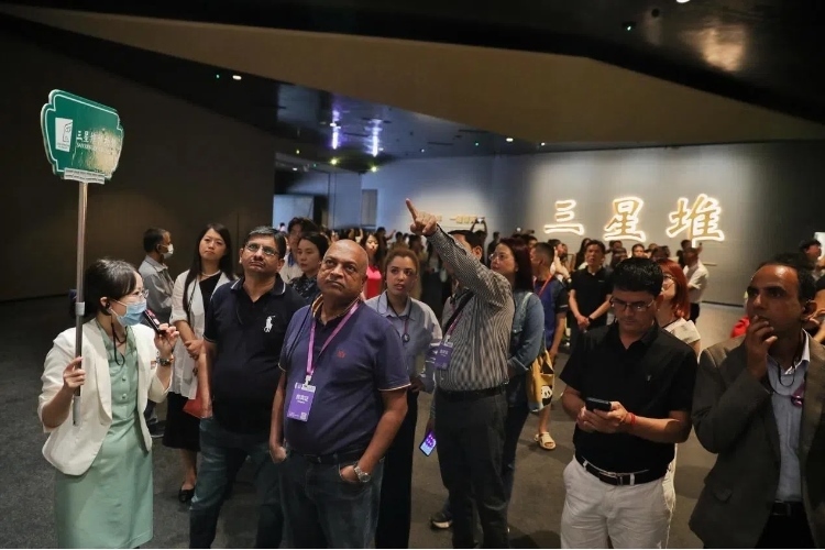 8月31日，亞洲媒體考察團(tuán)參訪三星堆博物館?！吨袊?jīng)濟(jì)周刊》記者肖翊攝