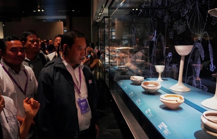 8月31日，亞洲媒體考察團(tuán)參訪三星堆博物館。左一為老撾博利坎賽省新聞文化旅游廳廳長頌通·威本康。《人民日報海外版》記者喬宇攝