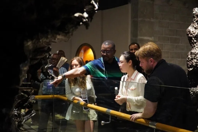 2024“一帶一路”媒體合作論壇聯(lián)合采訪調(diào)研行成員在樂山烏木文化博覽苑調(diào)研采訪。人民網(wǎng)記者 趙祖樂攝