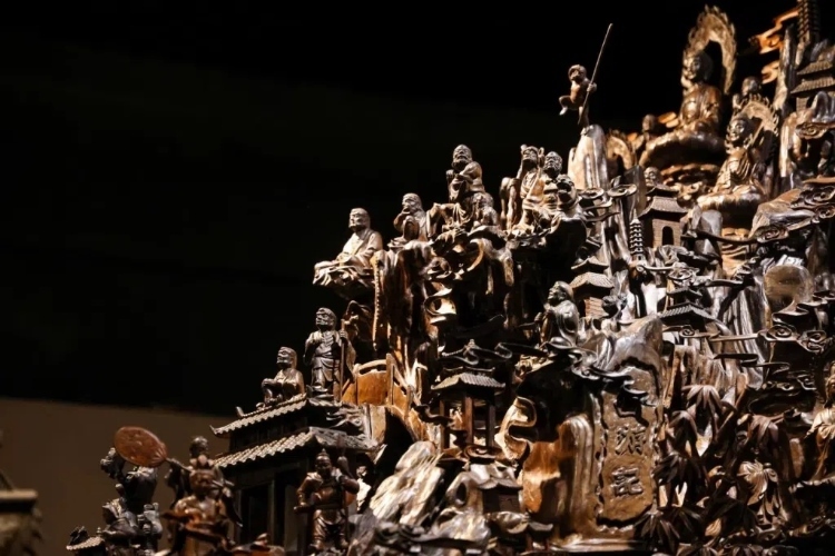 烏木博物館中展出的烏木雕刻藝術(shù)品《西游記》（局部）。本報記者 伊霄攝