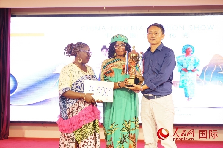 中國駐尼日利亞使館文化參贊兼中國文化中心主任李旭大（右）為最佳表現(xiàn)獎頒獎（中）。人民網(wǎng)記者 姜宣攝