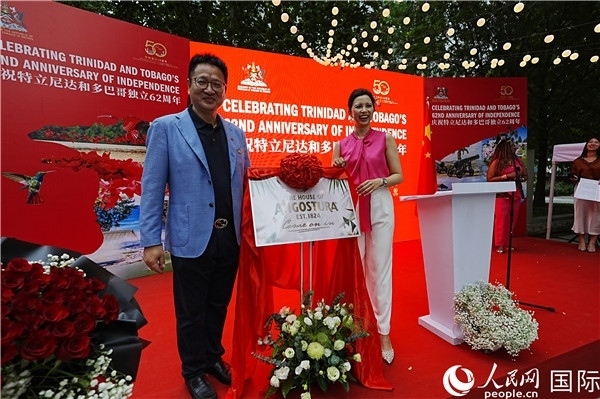 當(dāng)天的慶祝儀式上，還舉行了特多著名酒品牌安高天娜回歸中國(guó)市場(chǎng)的揭幕儀式。人民網(wǎng)記者 趙益普攝