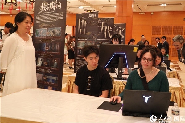 在活動(dòng)現(xiàn)場，當(dāng)?shù)孛癖婓w驗(yàn)“數(shù)字藏經(jīng)洞”云游戲，沉浸式體驗(yàn)敦煌文化。 人民網(wǎng)記者 李志偉攝