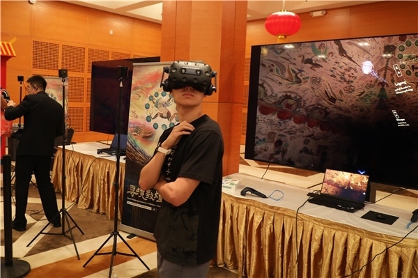 1、在本次活動(dòng)的展覽現(xiàn)場，敦煌研究院與騰訊展示了“數(shù)字藏經(jīng)洞”和“尋境敦煌”等創(chuàng)新互動(dòng)產(chǎn)品。圖為當(dāng)?shù)孛癖娡ㄟ^VR虛擬游覽洞窟。 人民網(wǎng)記者 李志偉攝