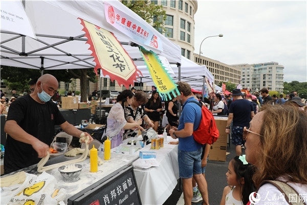 3、活動現(xiàn)場設(shè)置了眾多展臺。 人民網(wǎng)記者 李志偉攝