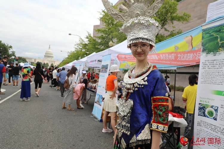 在第22屆美國(guó)華盛頓“中國(guó)文化節(jié)”上，一名當(dāng)?shù)孛癖娚泶┲袊?guó)少數(shù)民族服飾。人民網(wǎng)記者 李志偉攝