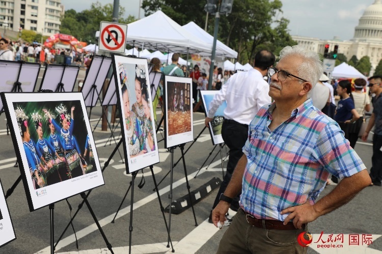 80余幅貴州主題攝影圖片展示了貴州文旅魅力。人民網(wǎng)記者 李志偉攝