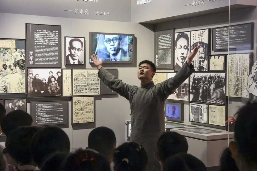 勞模身穿長(zhǎng)袍再現(xiàn)烈士事跡。徐匯區(qū)總工會(huì)供圖