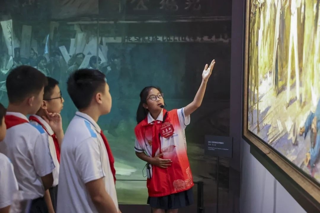 同學(xué)們觀賞不同革命場(chǎng)景及烈士形象的藝術(shù)作品。徐匯區(qū)總工會(huì)供圖