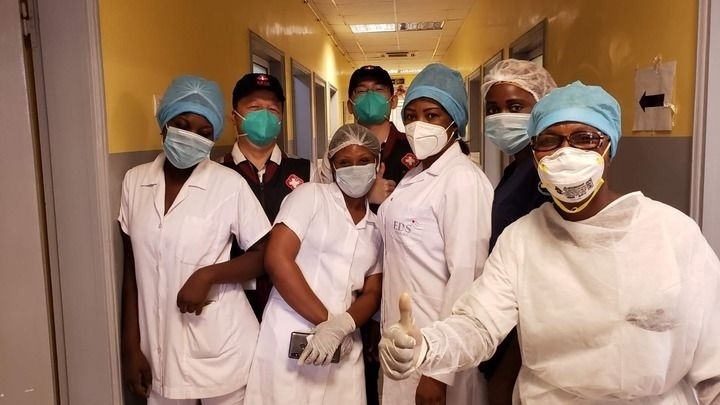 2020年5月26日，中國抗疫醫(yī)療專家組在剛果（布）首都布拉柴維爾指導(dǎo)新冠肺炎病房建設(shè)時，與當(dāng)?shù)匾痪€醫(yī)務(wù)人員合影。新華社發(fā)