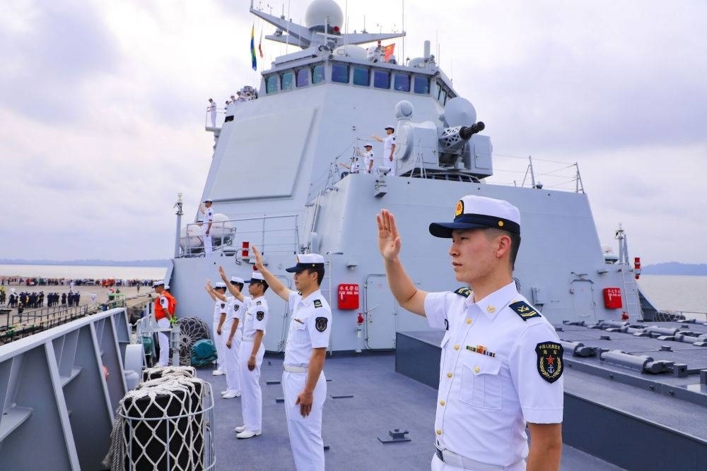 2023年7月8日，中國海軍第43批護航編隊官兵向加蓬利伯維爾奧文多港碼頭的歡迎人群揮手致意。中國海軍第43批護航編隊抵達加蓬利伯維爾，開始對加蓬進行為期4天的友好訪問。