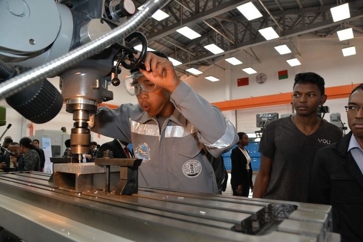 2024年4月26日，在馬達(dá)加斯加首都塔那那利佛，塔那那利佛大學(xué)理工學(xué)院的學(xué)生在魯班工坊操作設(shè)備。新華社發(fā)（西塔卡·拉喬納里松攝）