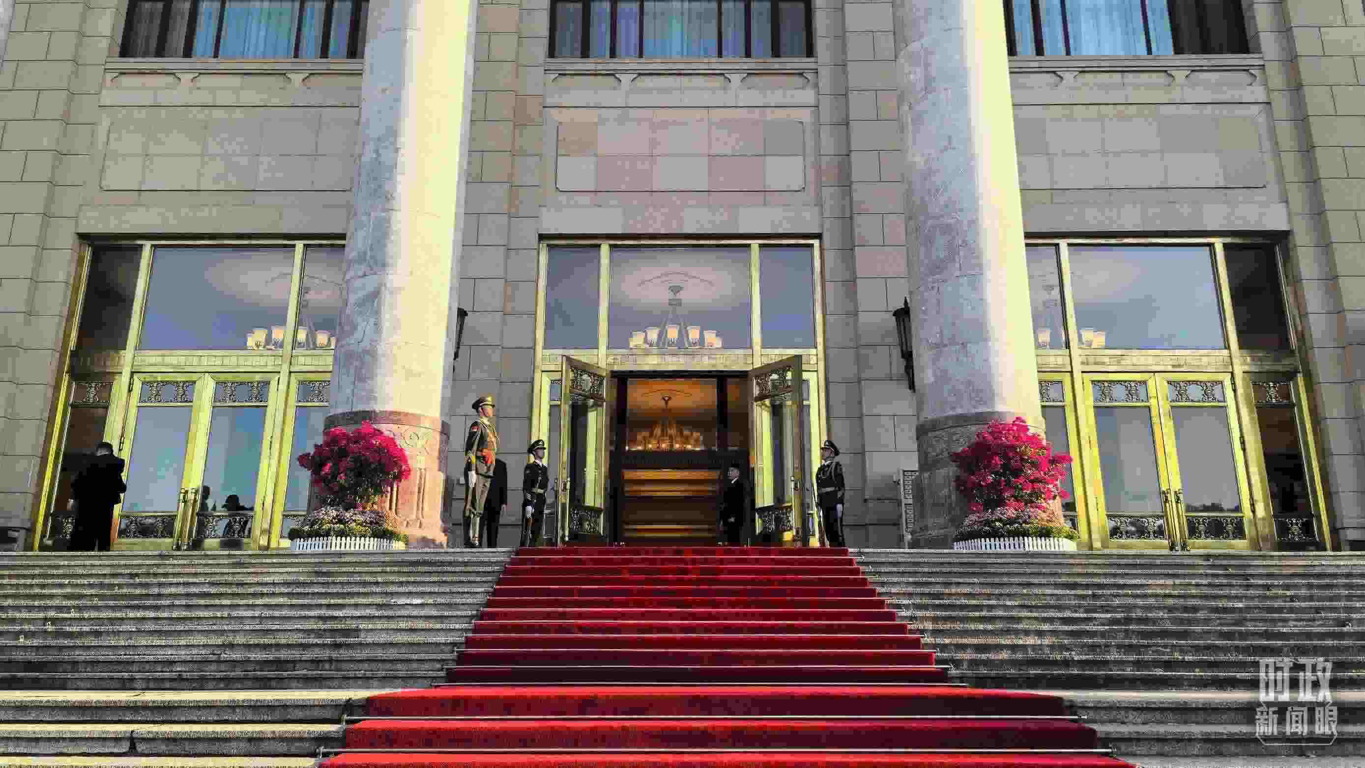 △人民大會堂外，禮兵列隊迎接貴賓。（總臺央視記者陸泓宇拍攝）