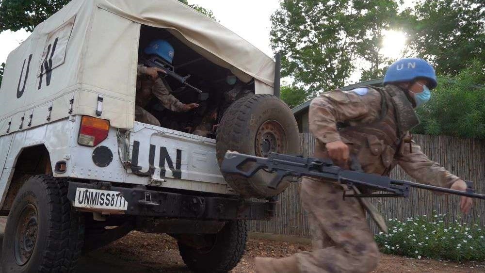 2022年7月27日，中國第八批赴南蘇丹（朱巴）維和步兵營百人防暴隊抵達預(yù)定區(qū)域，進行綜合防衛(wèi)演練。針對南蘇丹社會安全問題及近期在剛果（金）東部地區(qū)發(fā)生的針對聯(lián)合國剛果（金）穩(wěn)定特派團的抗議示威活動，中國第八批赴南蘇丹（朱巴）維和步兵營于日前組織UN HOUSE（聯(lián)合國之家）綜合防衛(wèi)演練，以應(yīng)對可能出現(xiàn)的難民涌入、營門遇襲、暴恐威脅等突發(fā)情況。