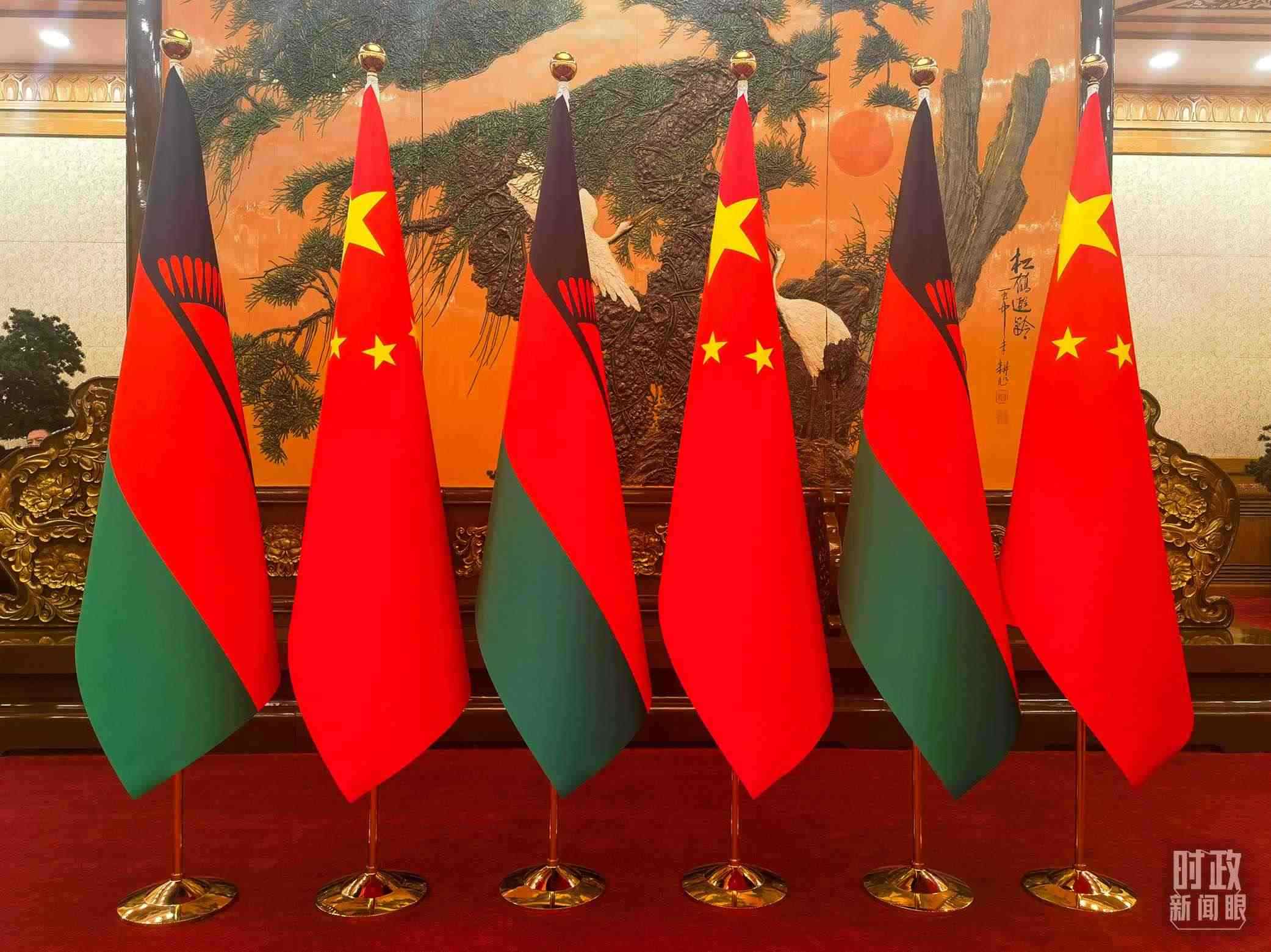 △中國和馬拉維國旗。（總臺(tái)央視記者陳曦拍攝）