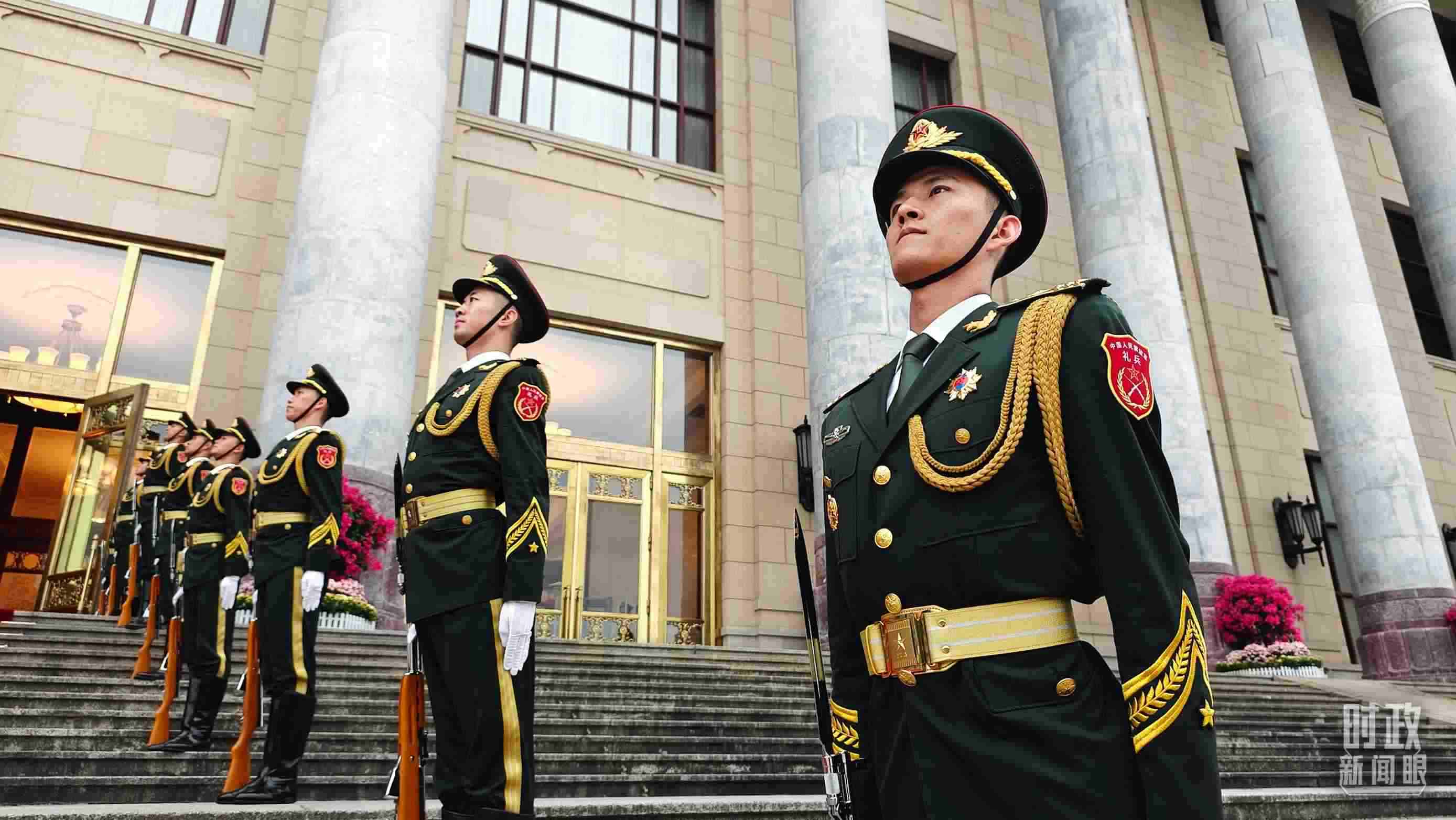  △人民大會(huì)堂外，禮兵列隊(duì)歡迎外國領(lǐng)導(dǎo)人。（總臺(tái)央視記者韓銳拍攝）