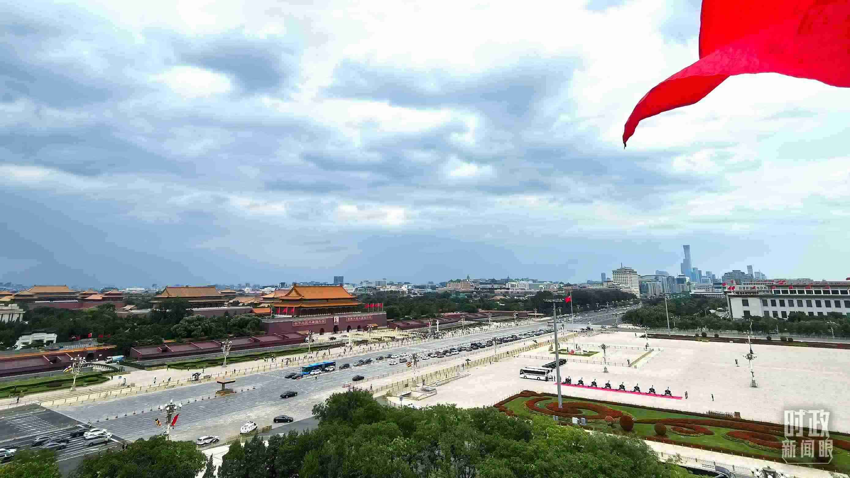 △北京長安街兩側(cè)懸掛中非合作論壇成員旗幟。（總臺(tái)央視記者張垚拍攝）