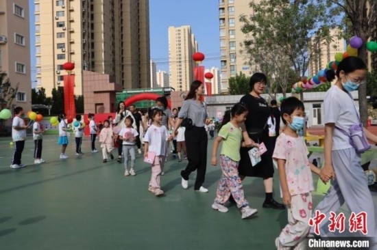 圖為衡水市新苑小學(xué)，小學(xué)一年級(jí)新生佩戴“夢(mèng)想徽章”后，步入校園 。王天祥 攝
