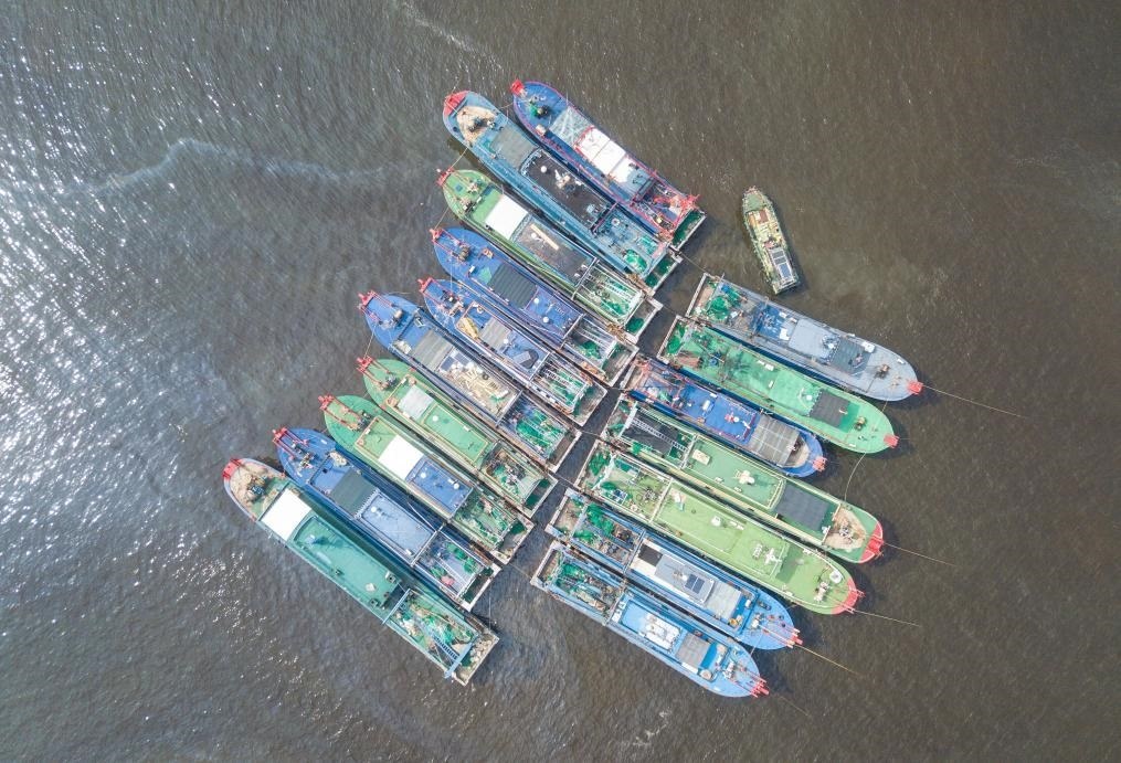 9月4日，船只在海南省?？谑行赂鄞a頭?？勘茱L(fēng)（無人機(jī)照片）。新華社記者 蒲曉旭 攝