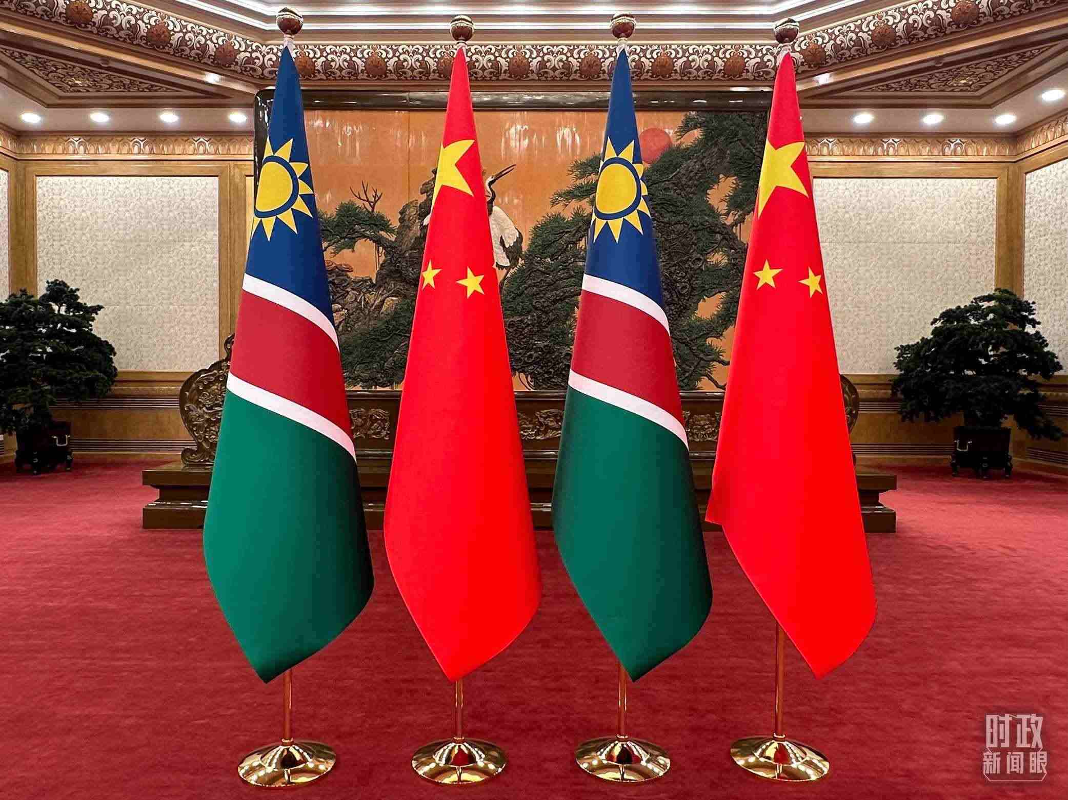  △雙邊會(huì)見(jiàn)現(xiàn)場(chǎng)的中國(guó)和納米比亞國(guó)旗。（總臺(tái)央視記者范一鳴拍攝）