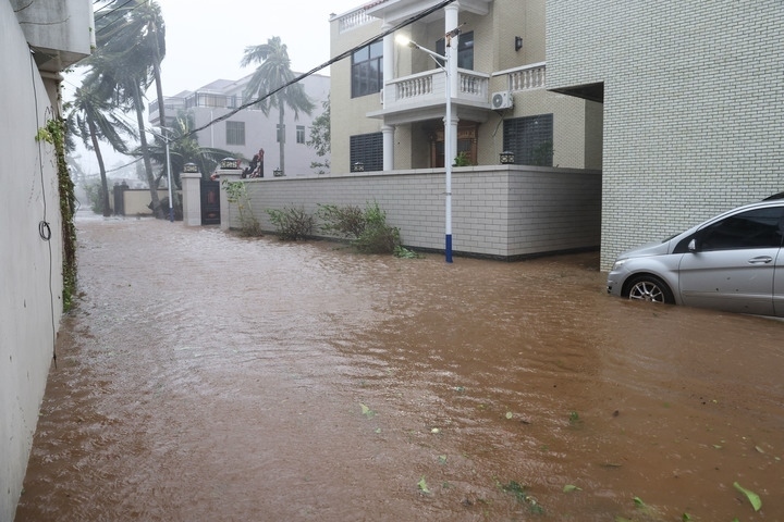 臺(tái)風(fēng)“摩羯”導(dǎo)致海南部分地區(qū)出現(xiàn)洪澇。新華社記者 張麗蕓 攝