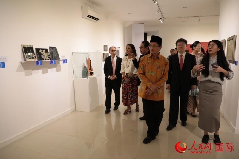 參加開幕式的嘉賓參觀展覽。人民網(wǎng)記者曹師韻攝