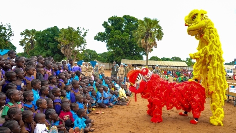 舞獅活動(dòng)引發(fā)現(xiàn)場(chǎng)熱烈掌聲。謝坤攝