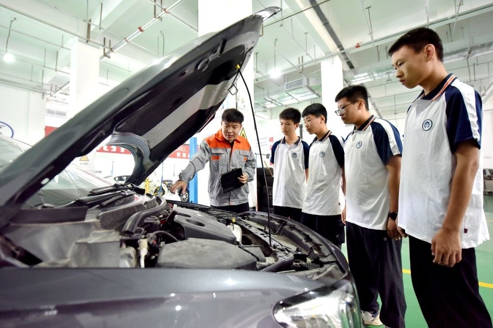 2024年6月7日，河北省邢臺(tái)市威縣職業(yè)技術(shù)教育中心教師在指導(dǎo)學(xué)生學(xué)習(xí)汽車維修技術(shù)。新華社記者 王曉 攝