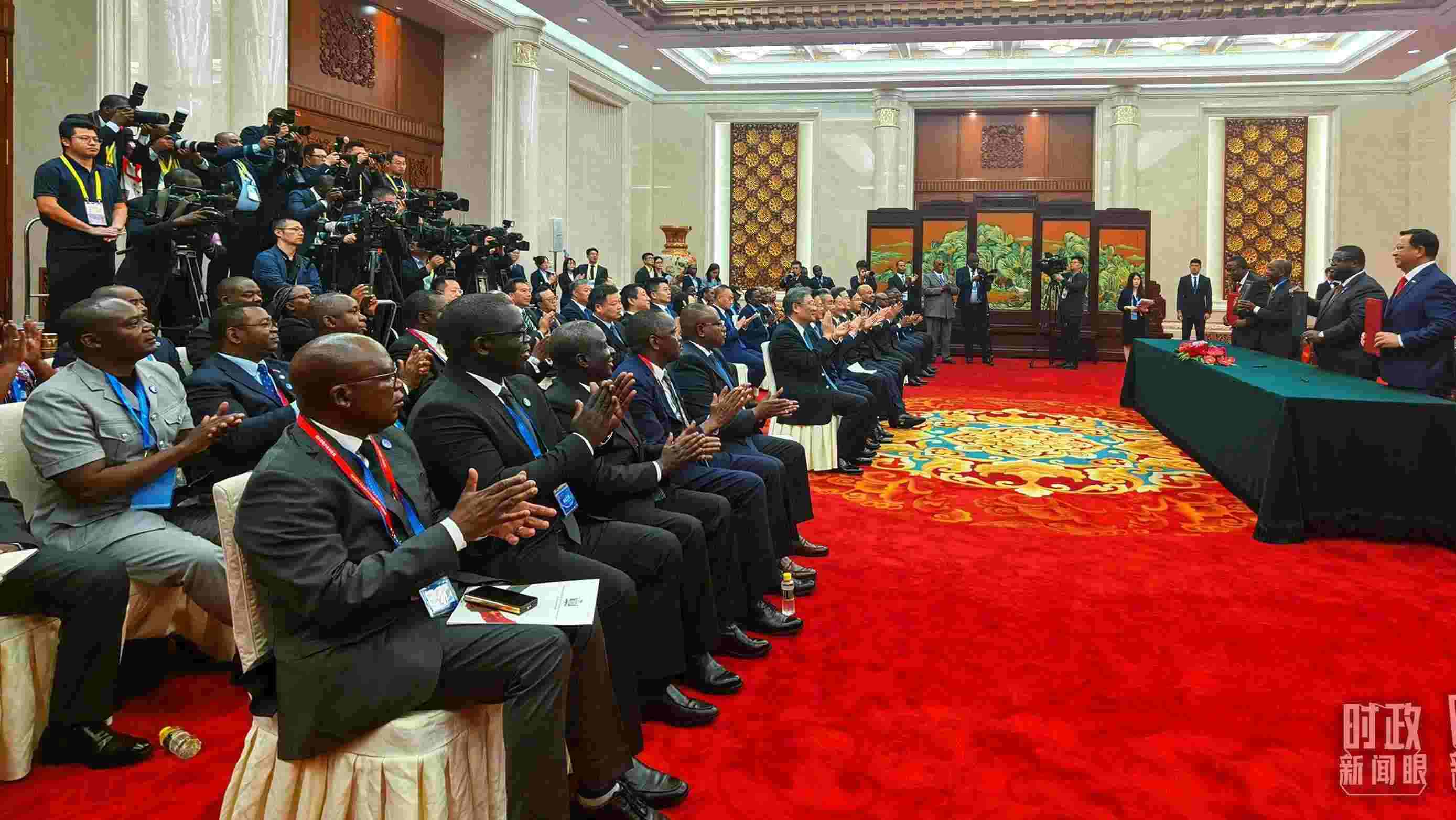 《坦贊鐵路激活項(xiàng)目諒解備忘錄》簽署現(xiàn)場。（總臺央視記者曹亞星拍攝）