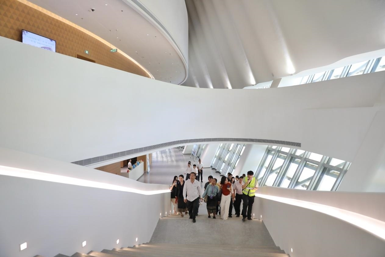 亞洲媒體考察團正在上樓。《中國經(jīng)濟周刊》記者 肖翊攝