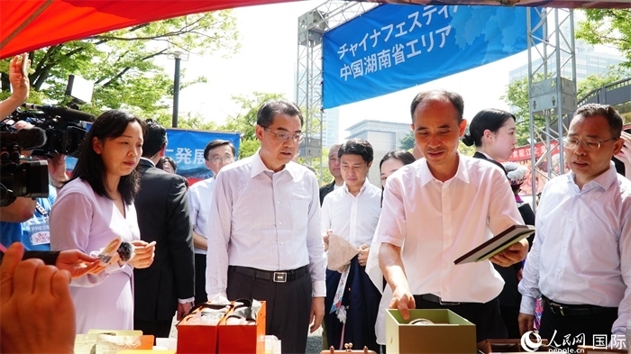 湖南展位工作人員向中國駐日本大使吳江浩介紹特色文創(chuàng)產(chǎn)品。人民網(wǎng) 蔣曉辰攝