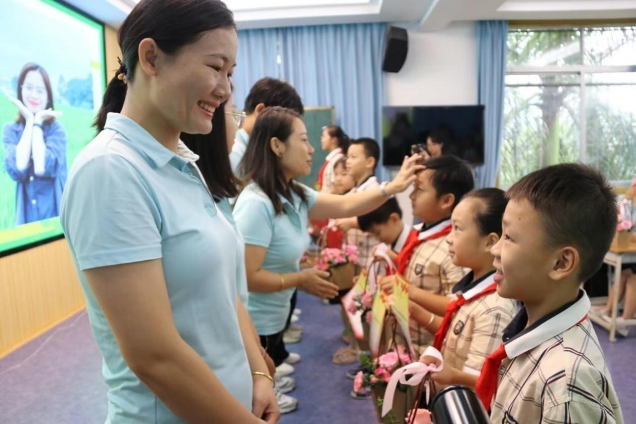 2023年教師節(jié)前，廣西南寧一所學(xué)校，學(xué)生向老師獻(xiàn)上鮮花、賀卡。