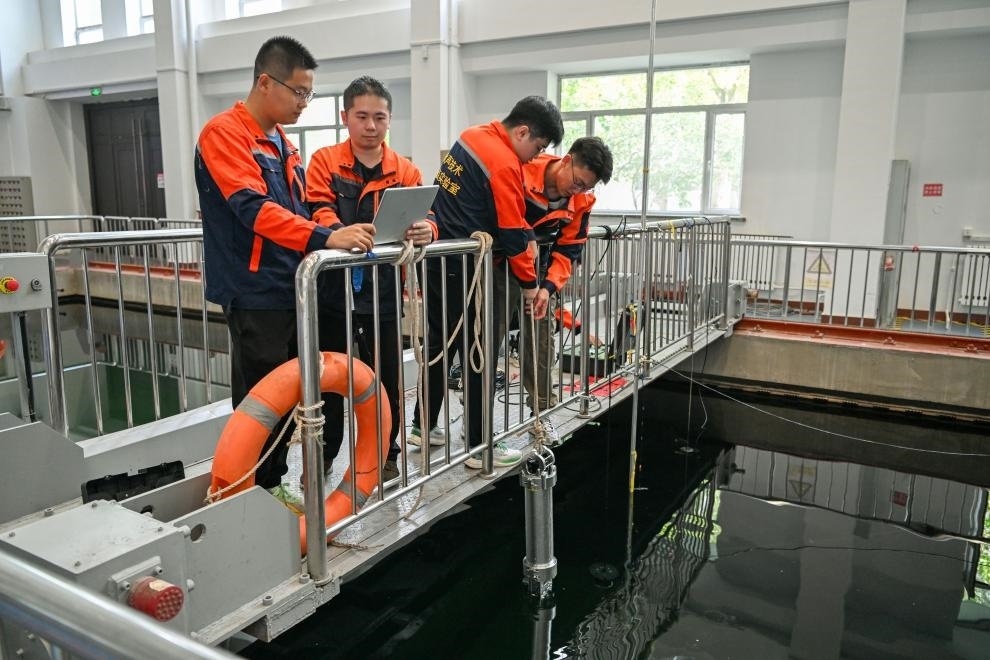 哈爾濱工程大學(xué)水聲工程學(xué)院學(xué)生在進(jìn)行技術(shù)實(shí)驗(yàn)。新華社記者王松 攝