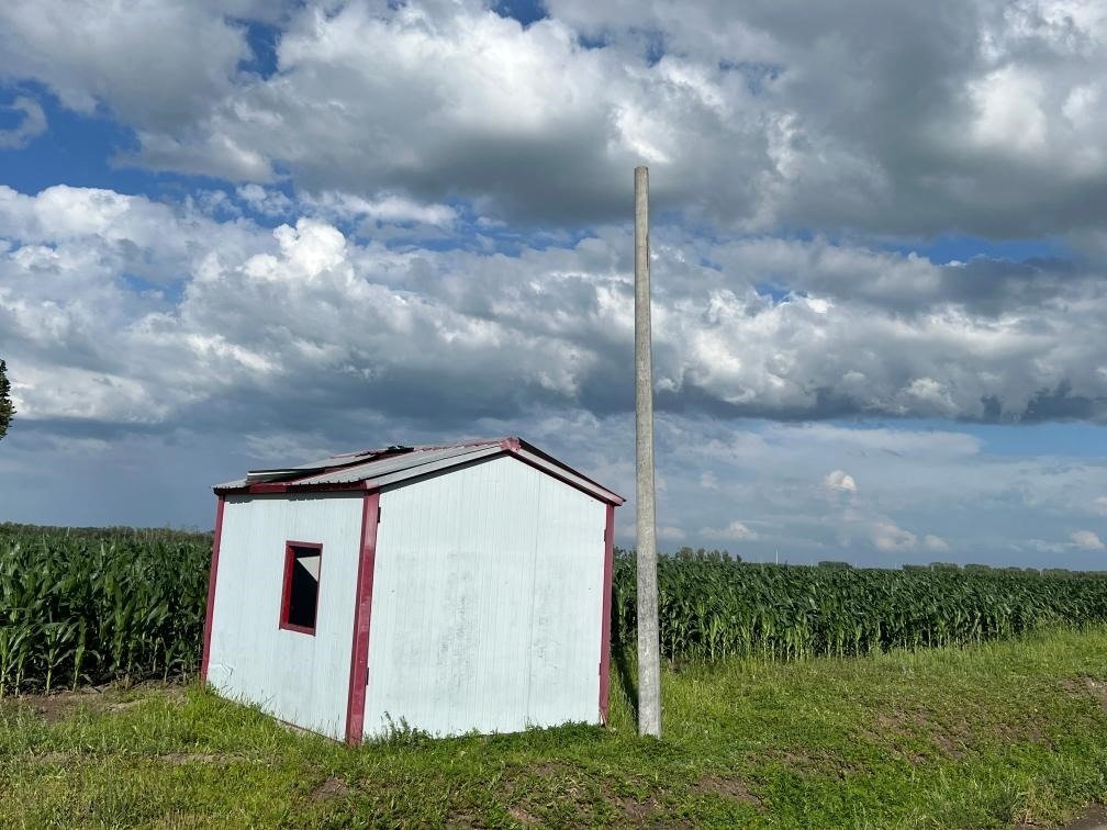 林甸縣一處保護(hù)水源井的鐵皮房出現(xiàn)破損，未見配套設(shè)備。新華社記者董寶森攝