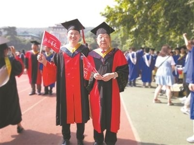 圖為李德仁（右）和學(xué)生肖雄武的合影。 肖雄武供圖