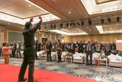 孫武權(quán)現(xiàn)場表演中醫(yī)傳統(tǒng)功法易筋經(jīng)。人民網(wǎng)記者黃培昭攝