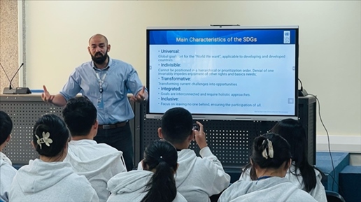 聯(lián)合國內(nèi)羅畢辦事處的工作人員為支隊成員講解可持續(xù)發(fā)展目標(biāo)。林源攝