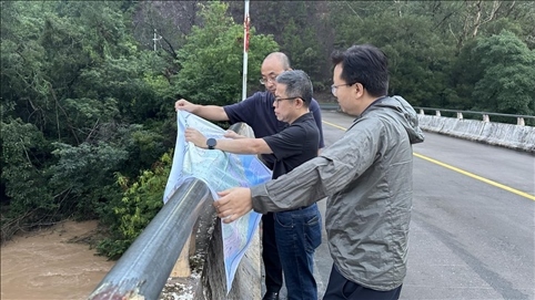 珠江委工作組在三河鎮(zhèn)三河大橋進(jìn)行防洪工程調(diào)度工作。 水利部供圖