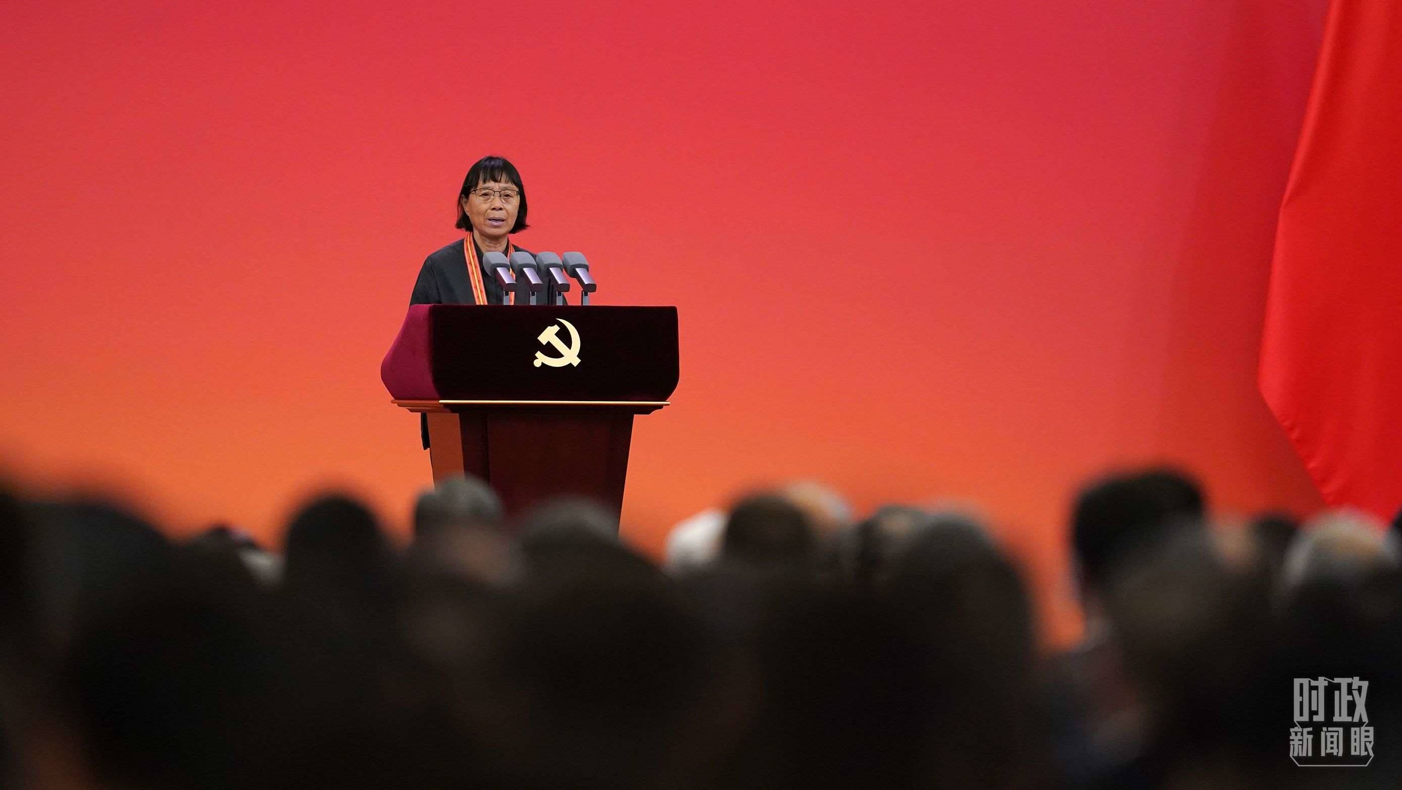  △2021年6月，幫助數(shù)千名貧困山區(qū)女孩圓夢大學(xué)的人民教師張桂梅，代表“七一勛章”獲得者發(fā)言。（總臺國廣記者李晉拍攝）