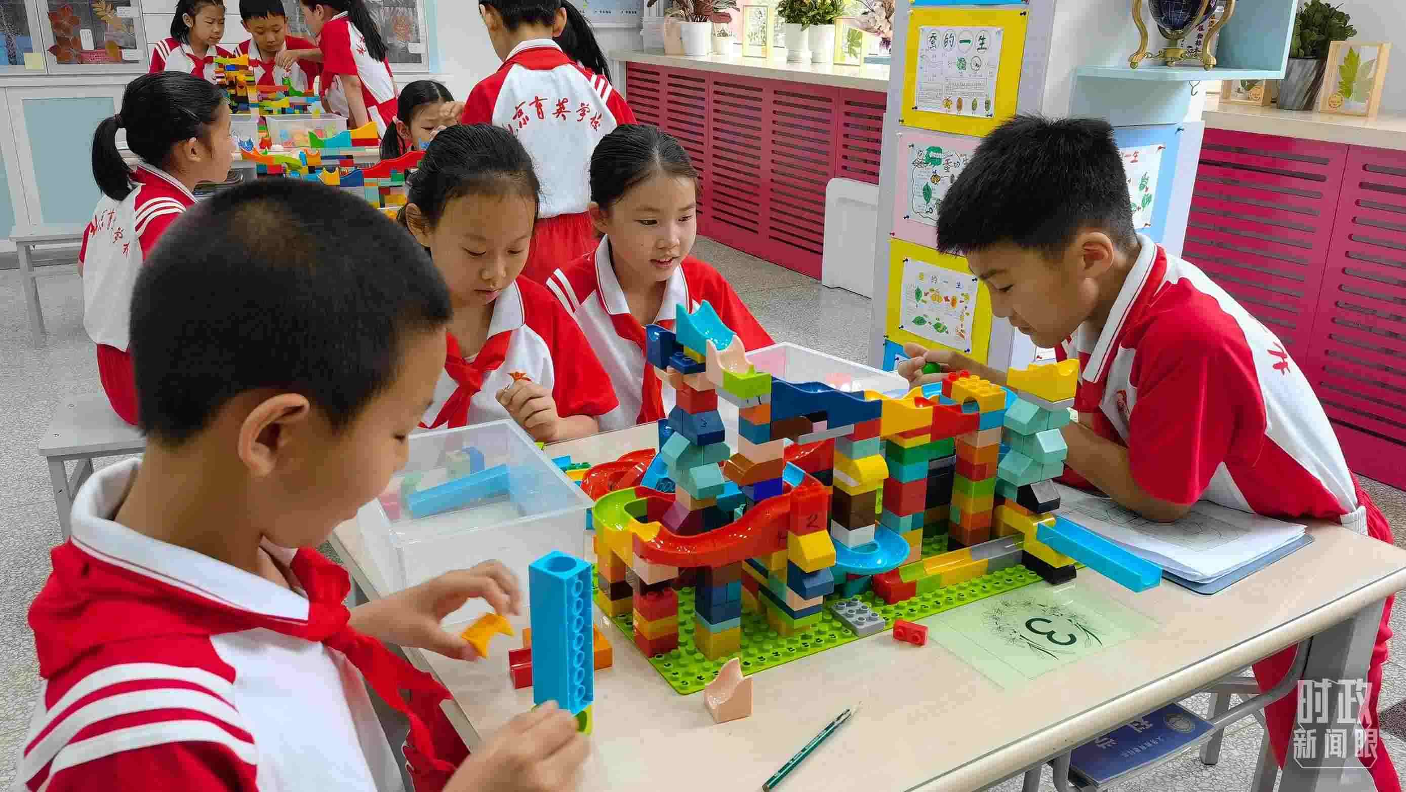  △這是北京育英學(xué)校的科學(xué)教室。2023年5月，習(xí)近平在這里調(diào)研時，希望同學(xué)們從小樹立“科技創(chuàng)新、強國有我”的志向。（總臺央視記者石丞拍攝）