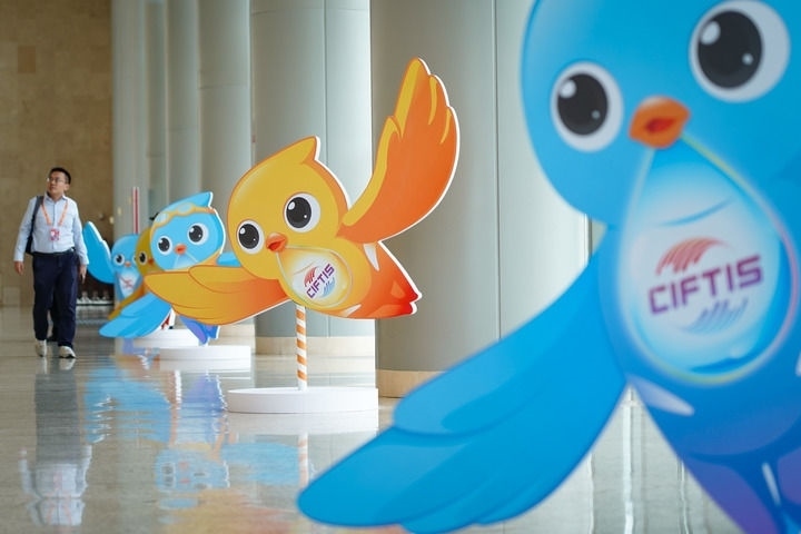 2024年9月11日在國家會議中心拍攝的服貿(mào)會吉祥物“福燕”形象。新華社記者 陳鐘昊 攝