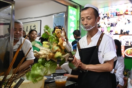 店員準(zhǔn)備制作天水麻辣燙。新華社記者 范培珅 攝