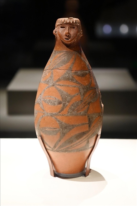 大地灣出土的人頭形器口彩陶瓶。新華社記者 范培珅 攝