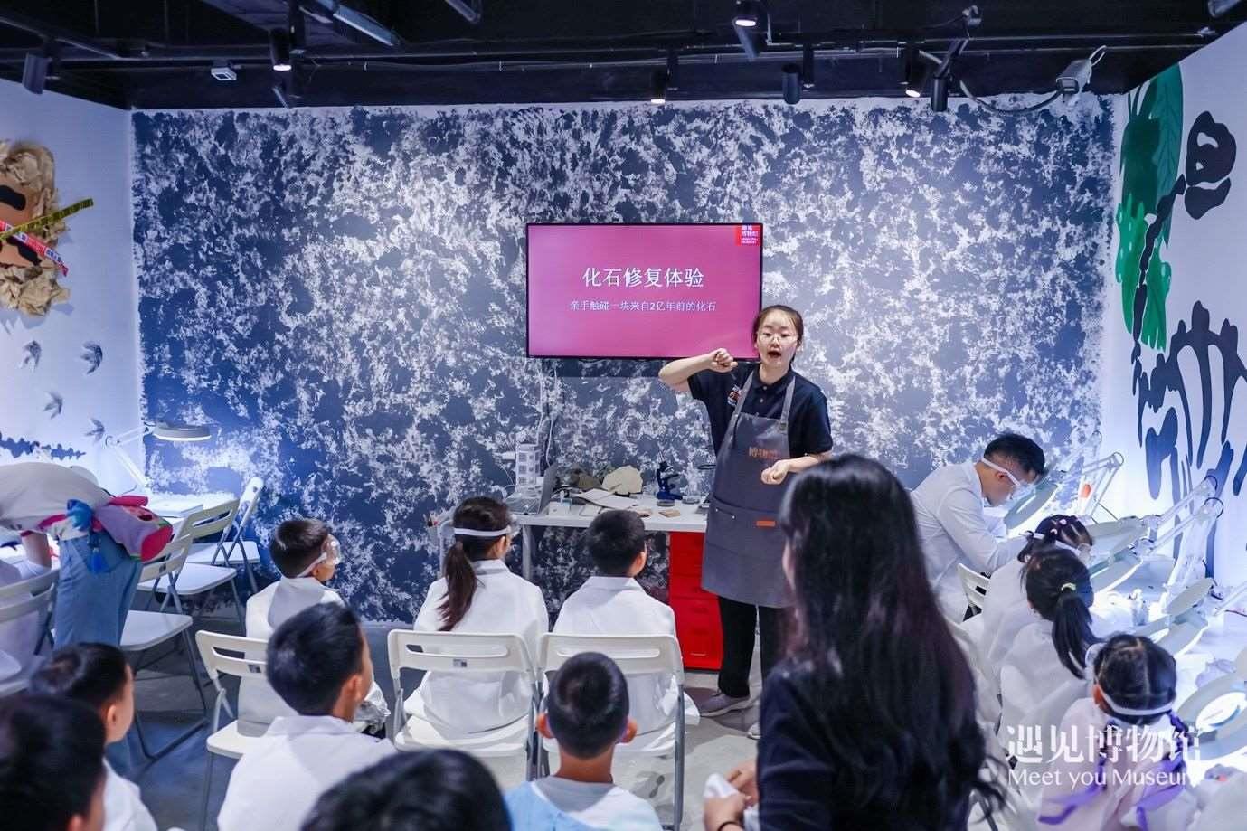 3. 小朋友們在“2億年的地球記憶——恐龍化石特展”體驗當(dāng)“小小科學(xué)家”。遇見博物館供圖